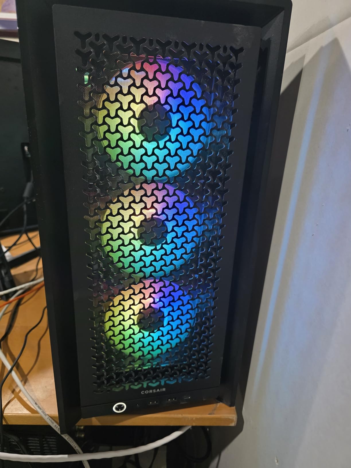 CORSAIR 4000D RS ARGB Frame Modular Mid-Tower ATX PC Case, High Airflow, 3X Pre-Installed RS Fans, InfiniRail™ Mounting System, ASUS BTF, MSI Zero, Gigabyte Stealth, Black customer photo 2