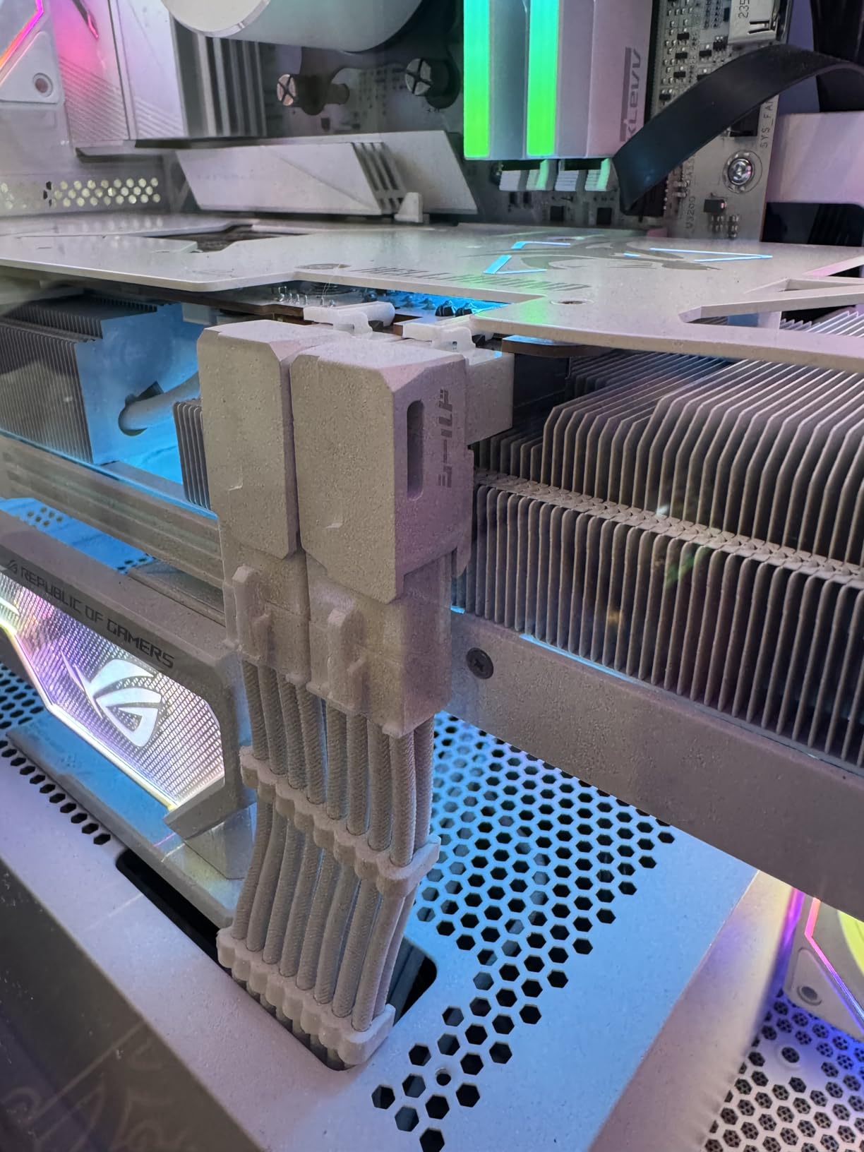 EZDIY-FAB Shield Series 8-Pin PCIe GPU Power Adapter,90-Degree Angled Connector, Aluminum Design for Graphics Cards - Standard Type,Red-2 Pack customer photo 2