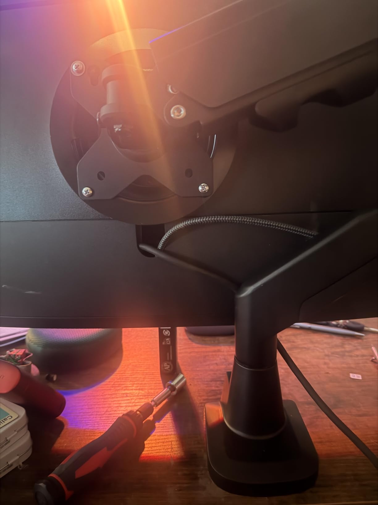 WALI Single Monitor Mount for 13-34 inch Screens, Adjustable Gas Spring Single Monitors Arm, Regular Screen up to 32 inch, 26.4lbs, Computer Monitor Stand for Desk, VESA 75/100mm (GSMP001N), Black customer photo 1