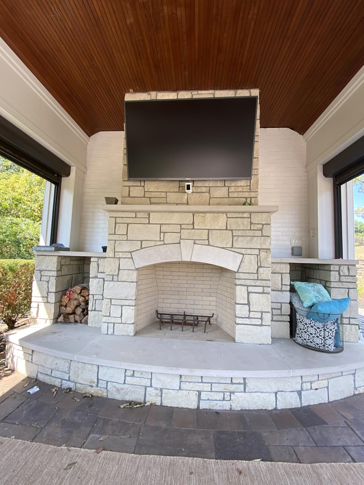 SYLVOX 43 Inch Outdoor Smart Television Weatherproof Google TV, 4K 700NIT High Brightness Temperature Resistant IP55 Waterproof TVs, Anti-Scratch, Suitable for Partial Sun (Patio Series) customer photo 3