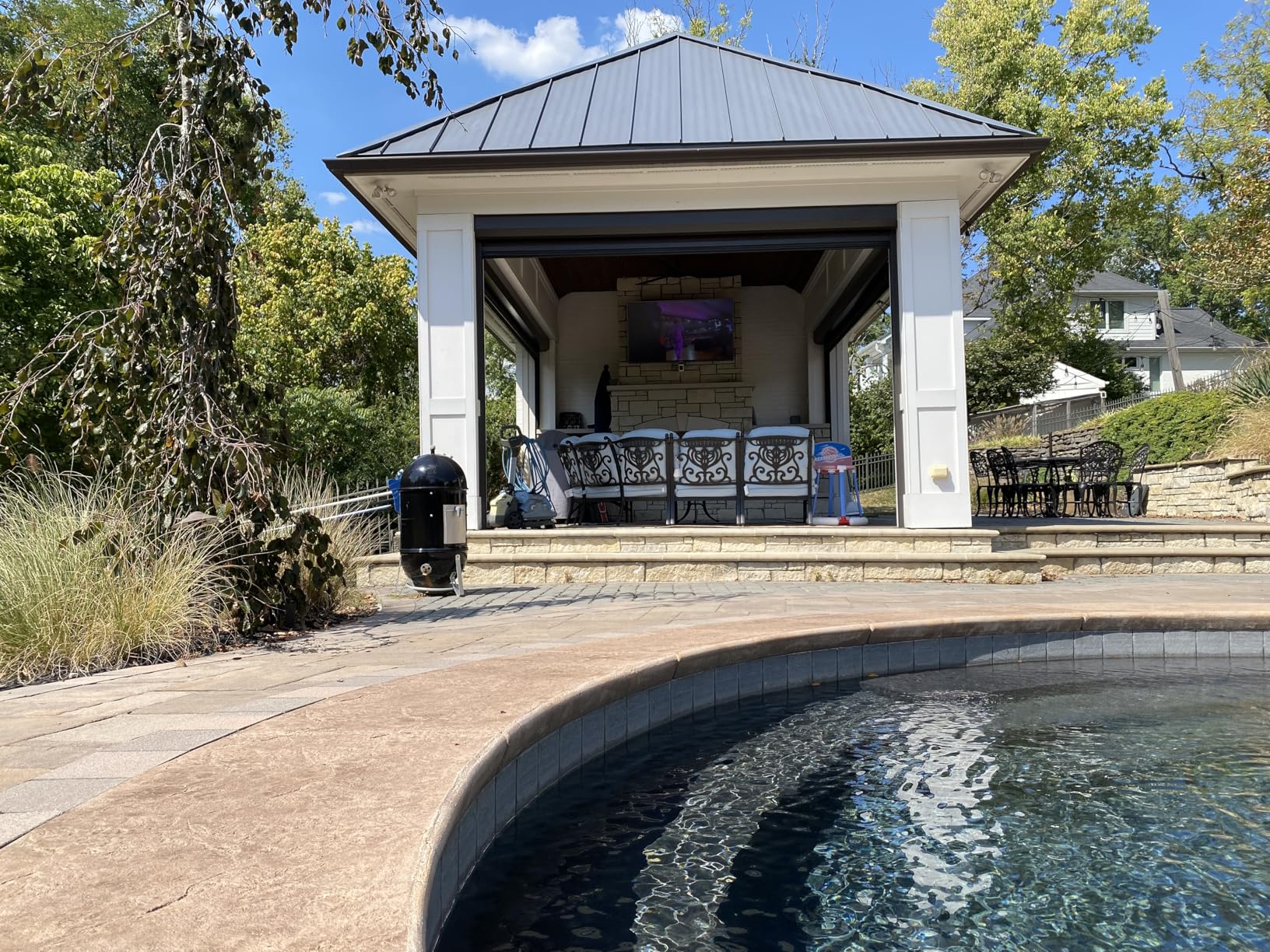 SYLVOX 43 Inch Outdoor Smart Television Weatherproof Google TV, 4K 700NIT High Brightness Temperature Resistant IP55 Waterproof TVs, Anti-Scratch, Suitable for Partial Sun (Patio Series) customer photo 4