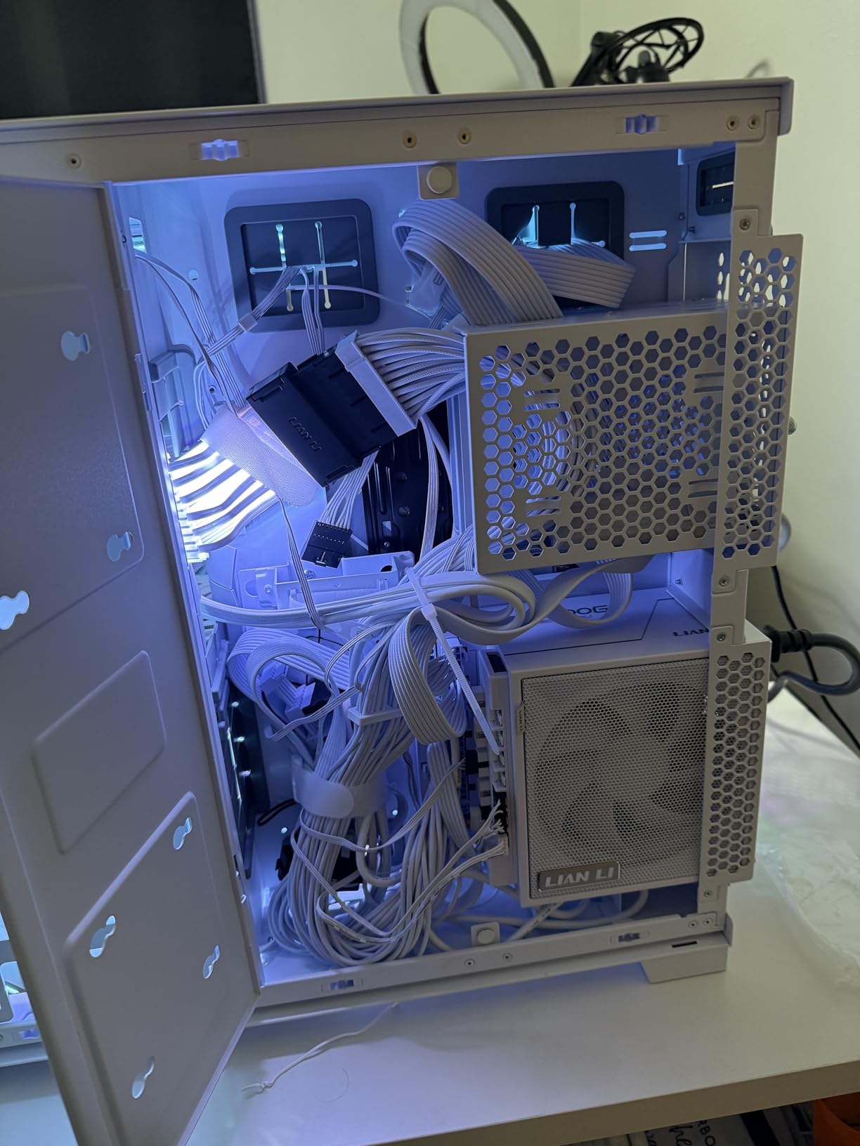 Lian Li EDGE1000W Fully Modular Low-Noise ATX Power Supply - ATX 3.1 & PCIE 5.1 Compliant - Cybenetics Gold Efficiency - 12V-2x6 Cable - L-Shape Design - with USB/Fan Hub - Black (EG1000G.BH) customer photo 1