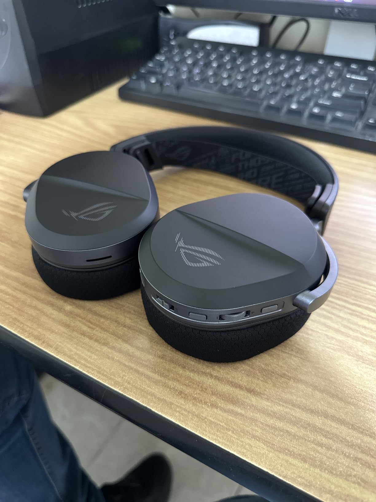 ROG Pelta Wireless Gaming Headset with Detachable Mic - Tri-Mode (BT, 2.4GHz, USB-C) 50mm Titanium-Plated Drivers, 70Hr Battery, Ergonomic, Lightweight, for PC, PS5, PS4, Switch, Mobile - Black customer photo 2