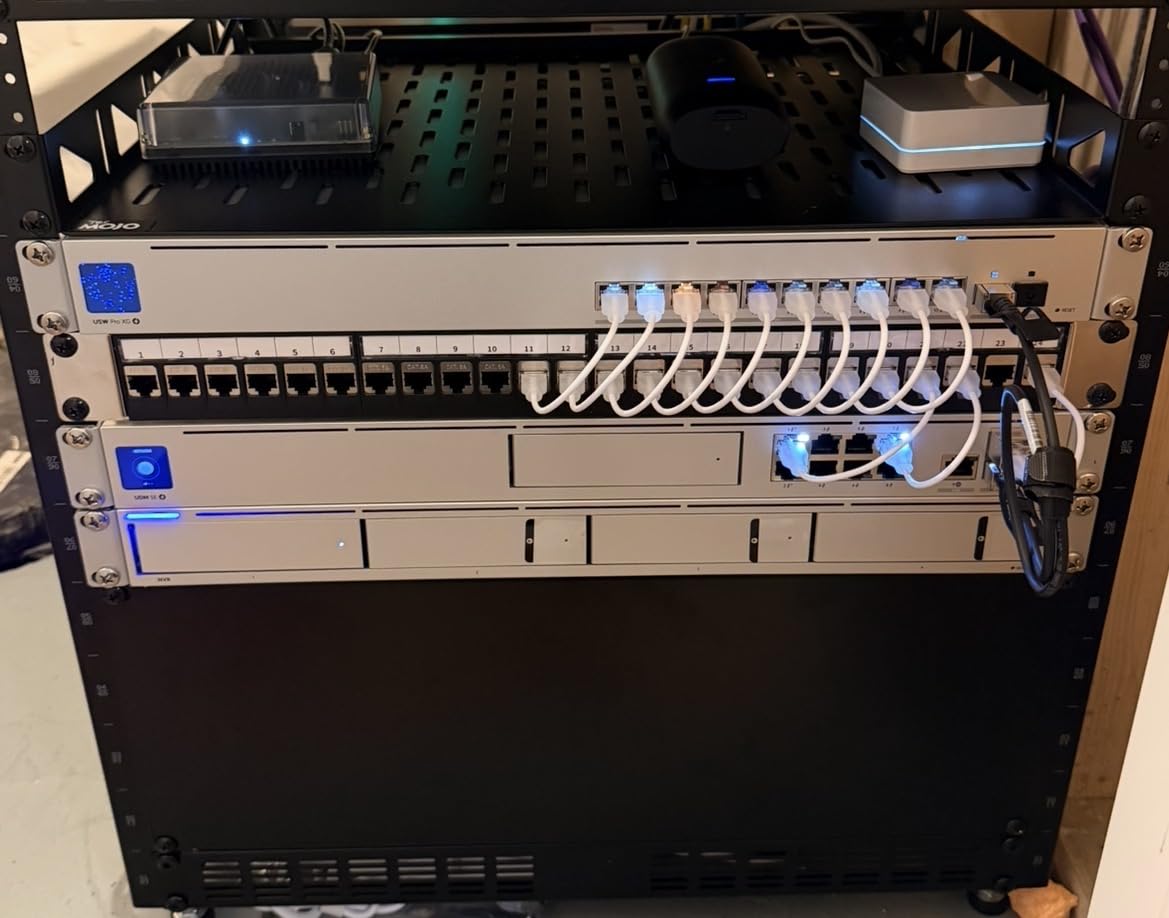 Jadaol [UL Listed] 24 Port Patch Panel Rackmount or Wall Mount 19-Inch, 1U Cat 6 Network Panel Preloaded with 24 Keystone Couplers Plus 1 Spare, 10Gbps Ethernet Panel with Cable Management & Back Bar customer photo 1