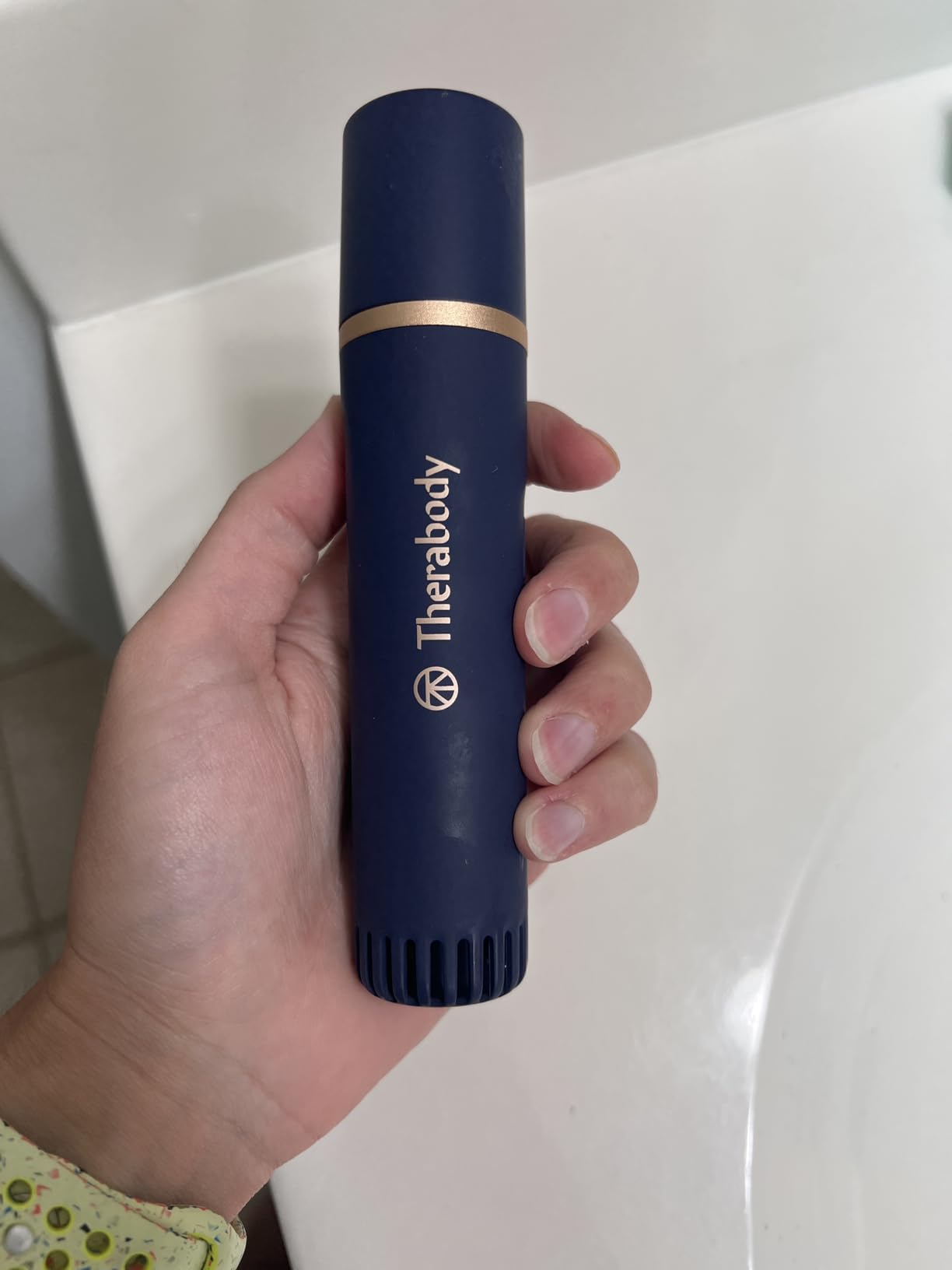 Therabody TheraFace Depuffing Wand - Cold and Heat Skincare Treatment to Depuff and Glow; Beauty Wand, Face Roller and Eye Massager for Eye Puffiness, Dark Circles and Skin Radiance (Indigo) customer photo 1