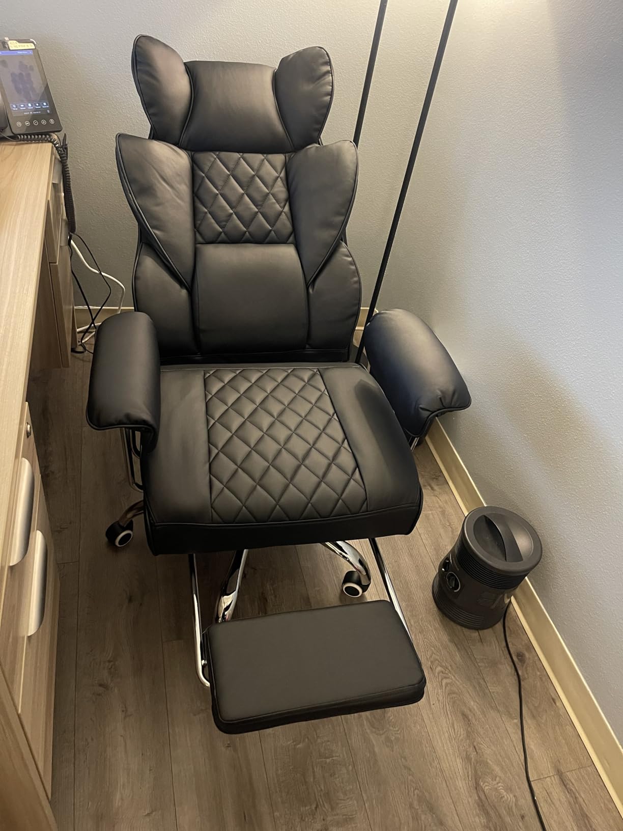 GTPLAYER Gaming Chair, Office Chair with Pocket Spring Lumbar Support, Ergonomic Comfortable Wide Office Desk Computer Chair with Outward Fixed Soft Armrests and Footrest (PU Leather, Black) customer photo 1