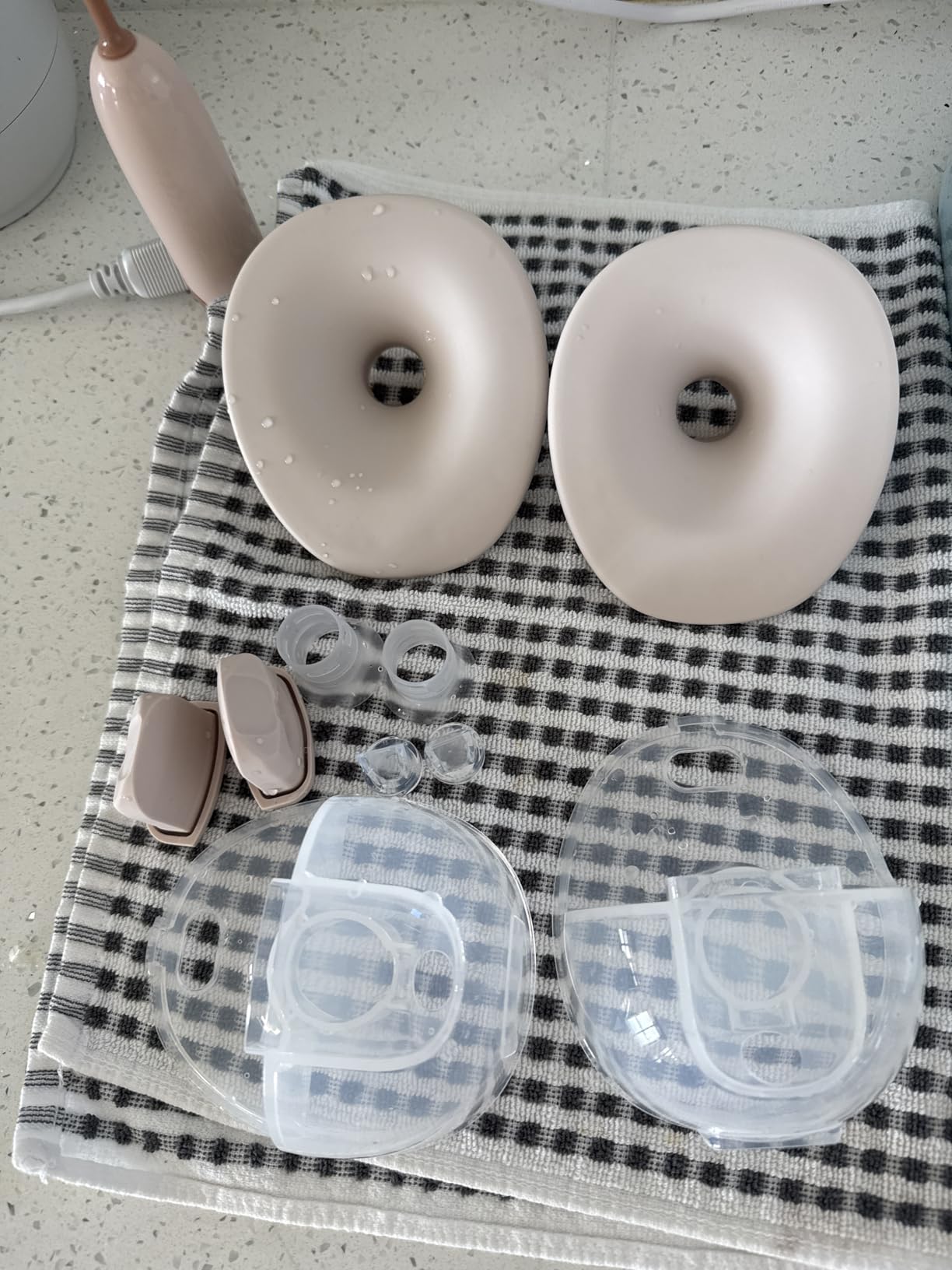 eufy Security Heated Breast Pump Hands-Free E20, Wearable with Innovative HeatFlow, 3 Heat Levels, Optimized Rhythm via App, Hospital-Grade Suction, Leakproof, Ultra-Slim and Quiet for in-Bra Use customer photo 2