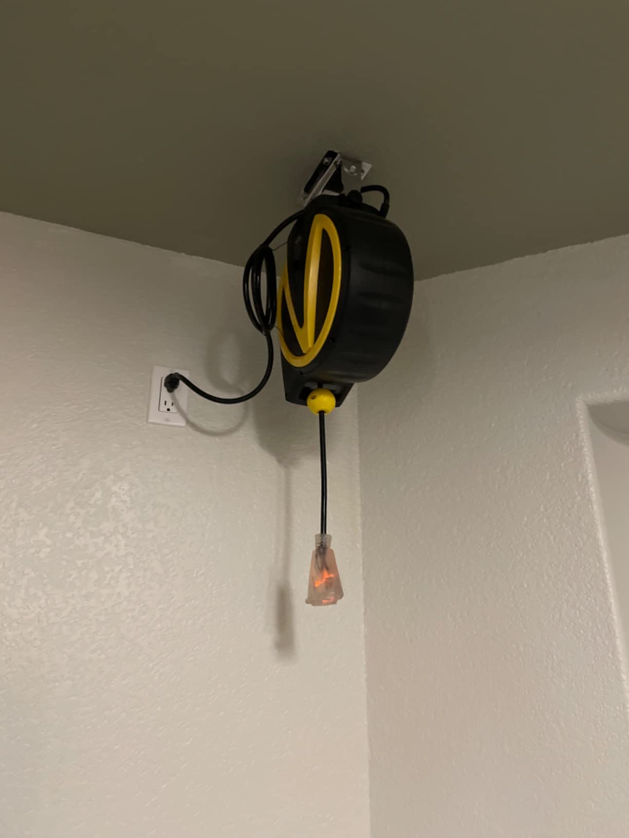 DEWENWILS Retractable Extension Cord Reel, 40FT 10AWG/3C SJTW Heavy Duty Power Cord, 4 Grounded Outlets, 20 Amp Circuit Breaker, 2500W, 180° Swivel Bracket for Ceiling/Wall Mount, ETL Listed customer photo 1