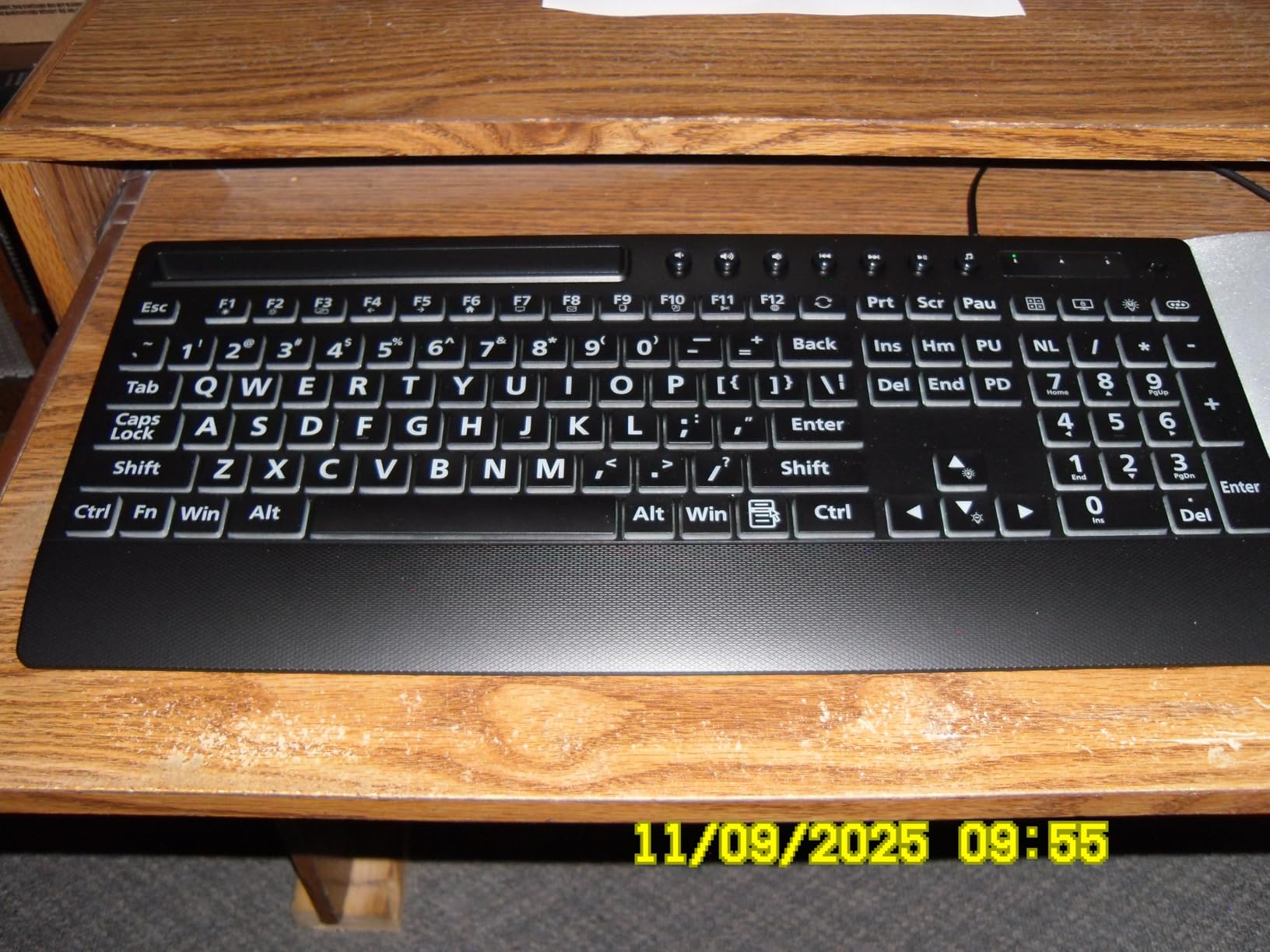 SABLUTE Large Print Wired Backlit Keyboard with Backlight Memory Function, 7-Color Auto-Cycling & Static Single LED, Computer Keyboard with Phone Holder & Wrist Rest, Quiet Crater Keys for PC Laptop customer photo 1