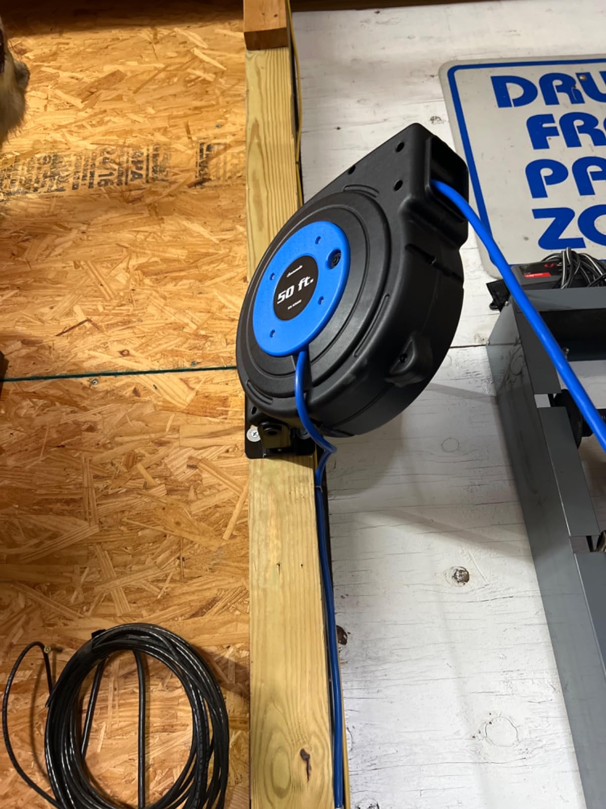 DEWENWILS Retractable Extension Cord Reel, 50FT Heavy Duty Power Cord, 14/3AWG SJTOW, Lighted Triple Tap Outlets, 13 Amp Circuit Breaker, Ceiling/Wall Mount, UL Listed customer photo 2