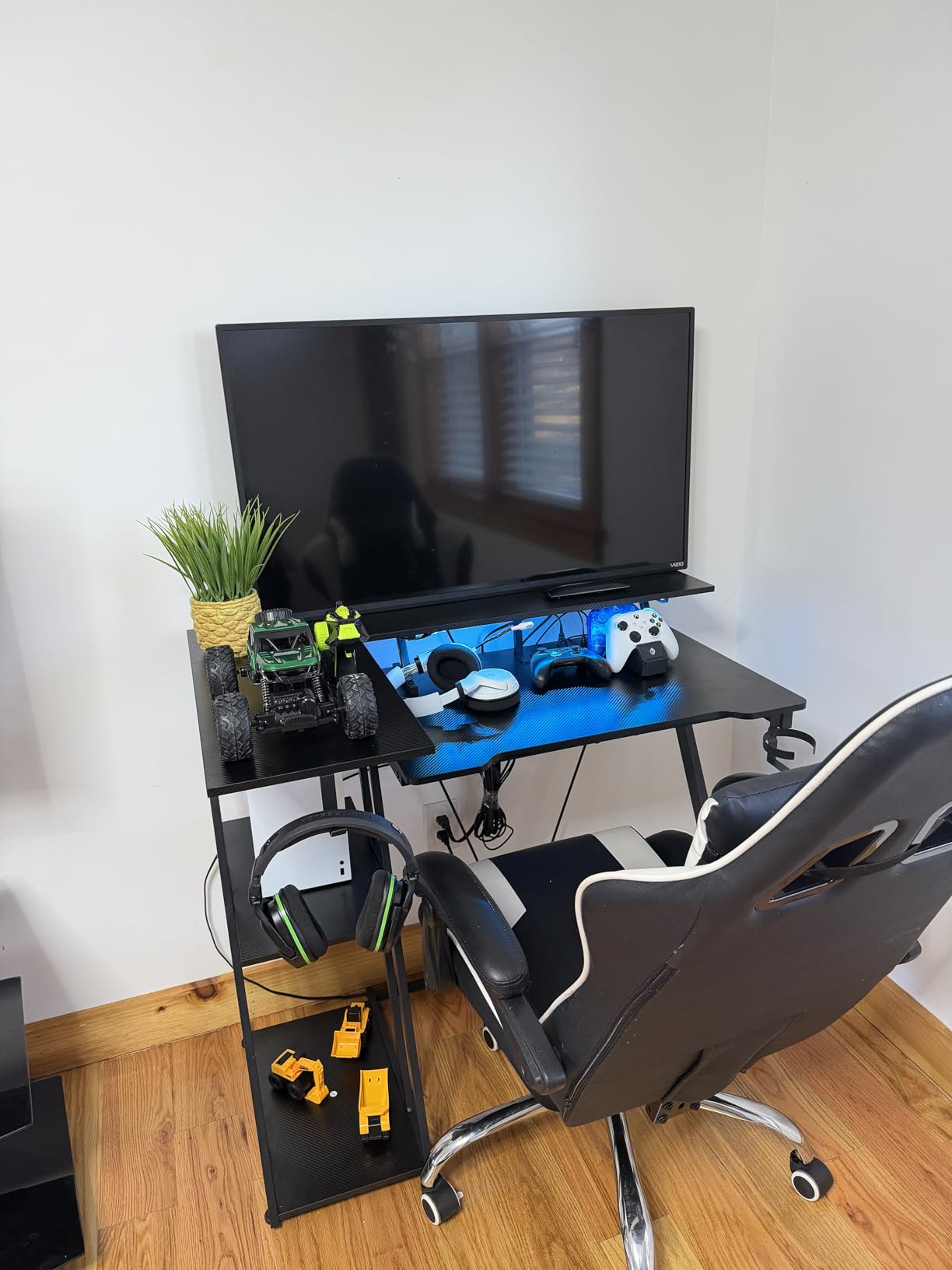 40 Inch Gaming Desk with Power Outlet & LED Lights, L Shaped Computer Gaming Table with 3 Tiers Storage Shelves, Corner Gamer Desk with Monitor Stand for Small Space, Carbon Fiber Black customer photo 2