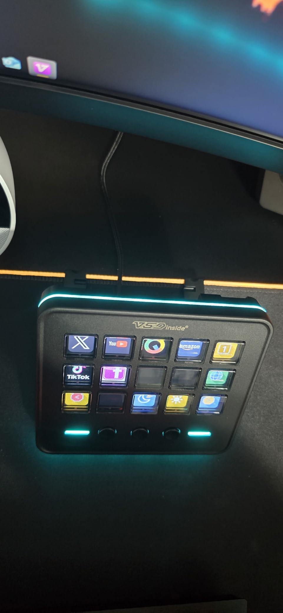 VSDINSIDE Macro Keypad, Stream Controller Deck Gaming Streaming Shortcut Keyboard, 18 Programmable Keys Customizable Visual AI Pad USB Soundboard for OBS, YouTube, Desk Office Setup, Laptop, PC, Mac customer photo 1