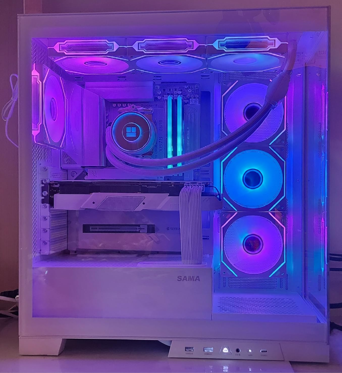 X870 AORUS Stealth ICE Reverse-Connect ATX Motherboard, Support AMD Socket AM5 Processors, DDR5, 16+2+2 Power Phase, 4X M.2, PCIe 5.0, USB4, WIFI7, 5GbE, PCIe EZ-Latch Plus, 5 Year Warranty customer photo 1