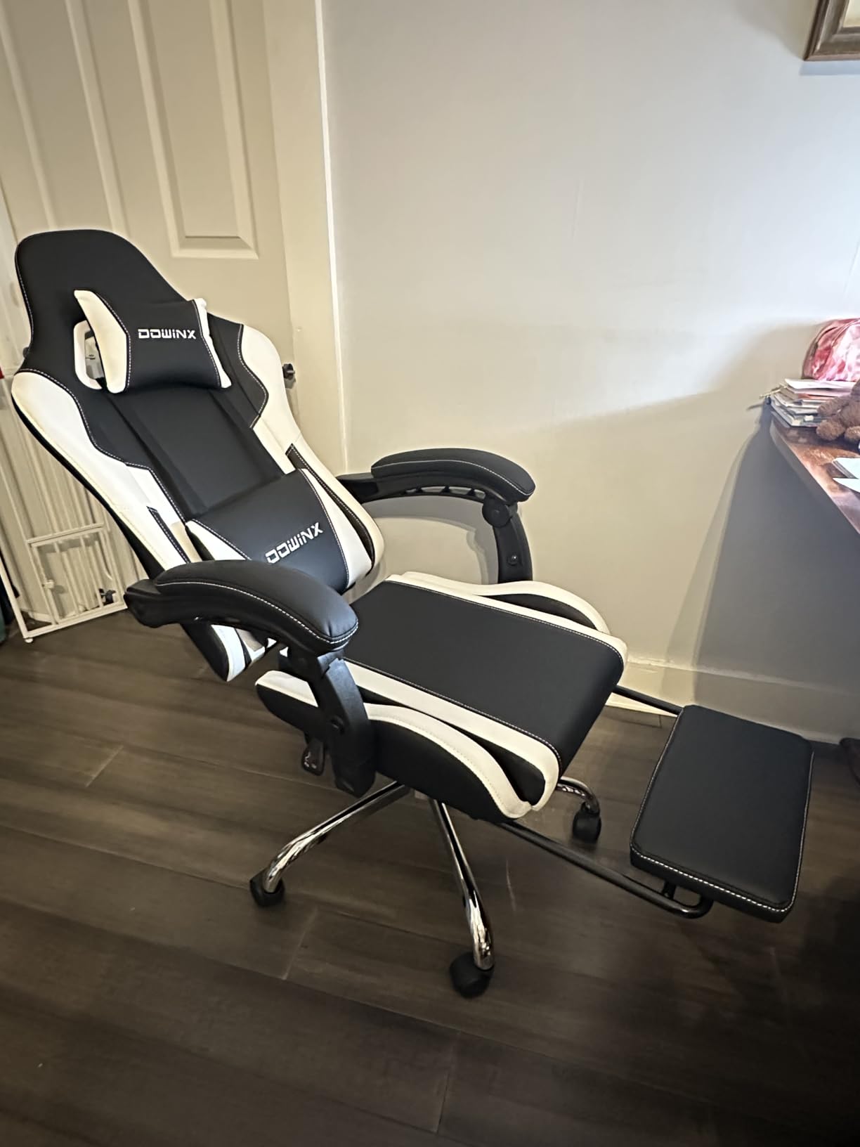 Dowinx Ergonomic Gaming Chair with Footrest, Heavy Duty 330lbs Office Chair, Massage Lumbar Support, Adjustable Height & Headrest Pillow, Comfortable for Back Pain Relief Streaming Long Gaming White customer photo 2