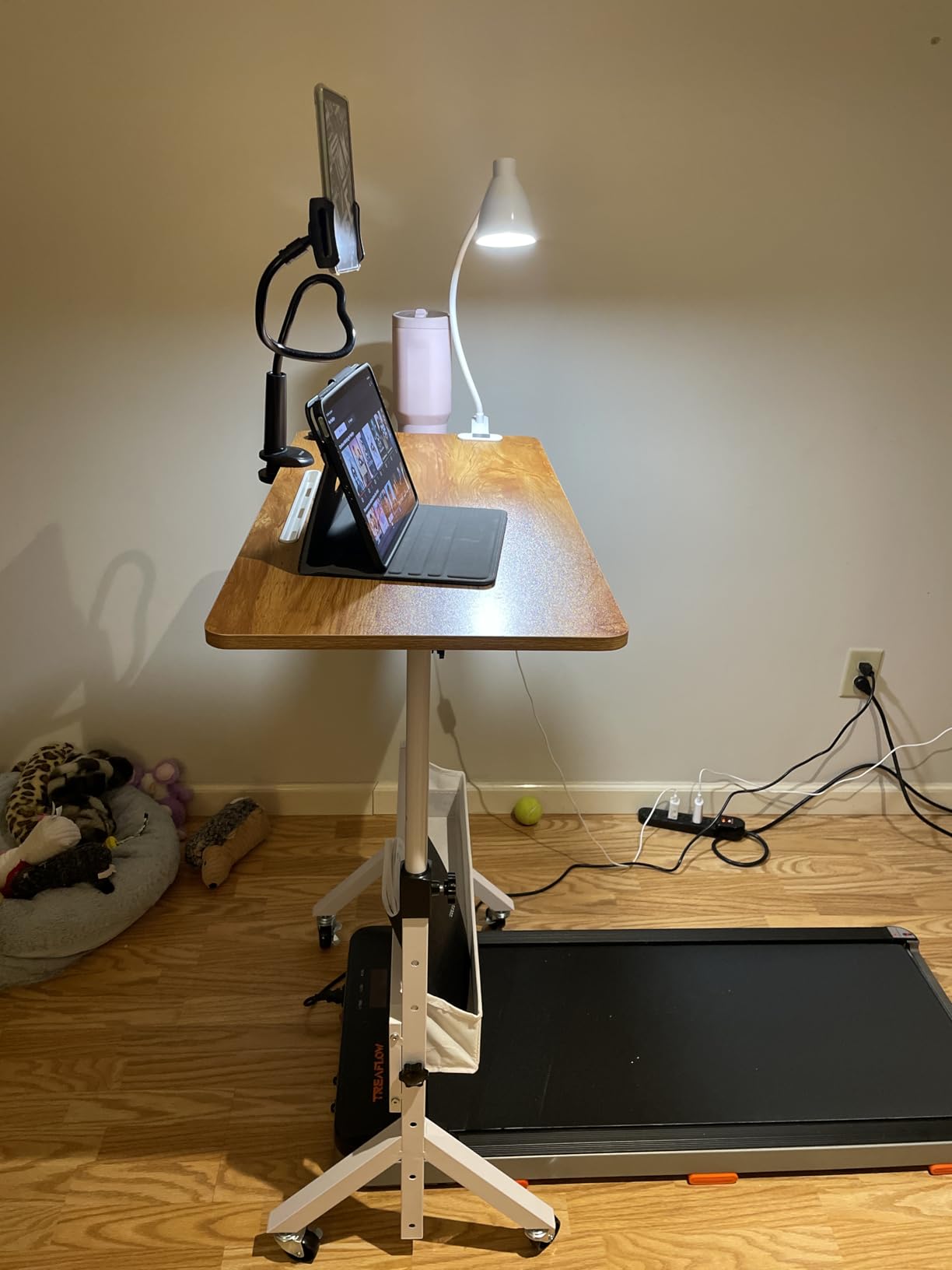 ErGear Mobile Standing Desk with Wheels, Adjustable Height 28.3 inch to 46.3 inch, Rolling Laptop Cart with Cup Holder, Storage Basket, Computer and Pen Slot, Home Office Stand Up Desk, White, 31.5 inch x 15.75 inch customer photo 2