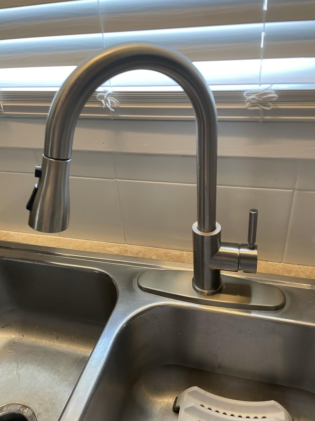 WEWE Touchless Kitchen Sink Faucet with Soap Dispenser, Single Handle Kitchen Faucets with Pull Down Sprayer Smart Motion Sensor Stainless Steel, Brushed Nickel customer photo 2