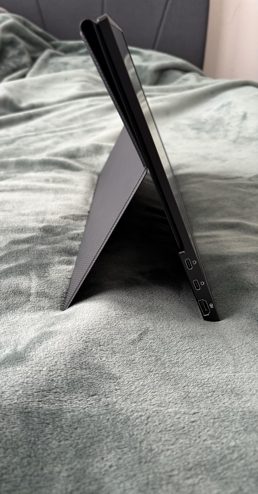 cocopar Portable Monitor 16 Inch 2.5K QHD 120Hz 110% sRGB Travel Monitor with Speaker HDMI USB-C Second Screen for Laptop MacBook Surface PC Xbox PS4/5, VESA Mountable, with Kickstand customer photo 2