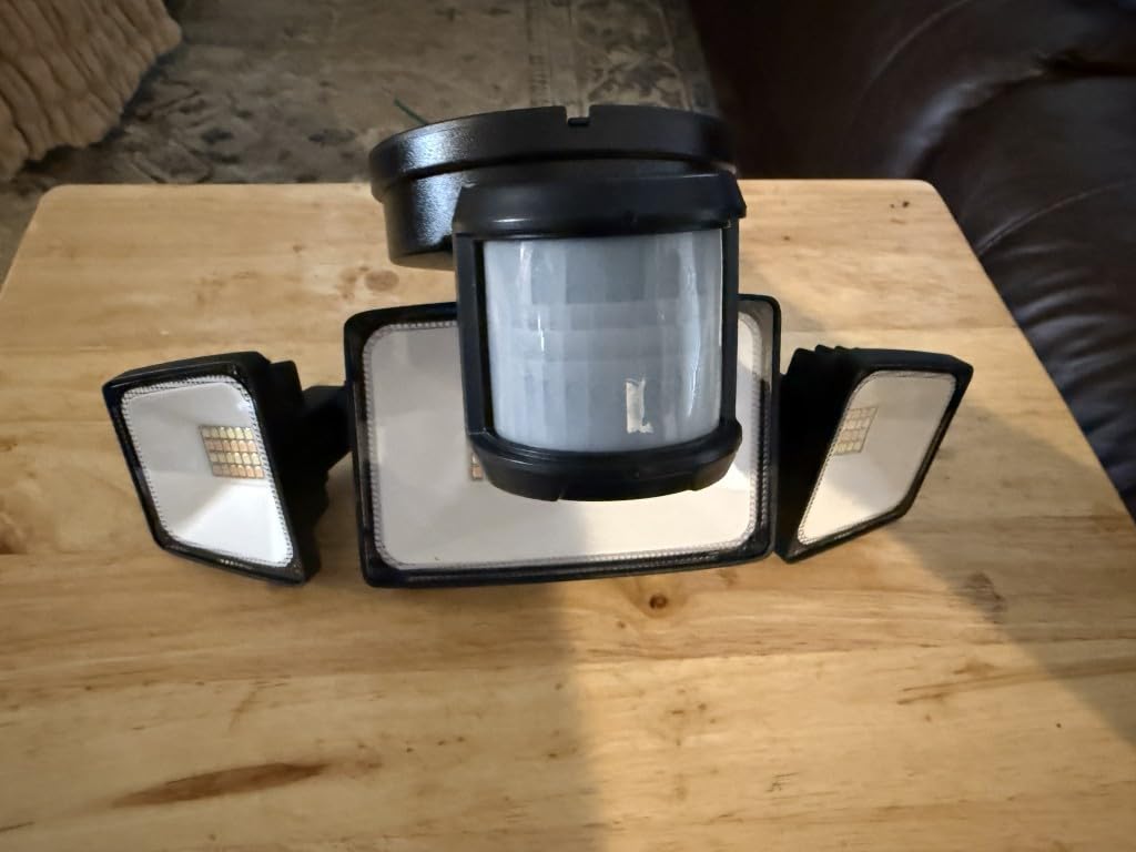 Onforu 65W Smart LED Security Lights Motion Sensor Light Outdoor, APP Control, Outdoor Motion Detector WiFi Alexa Flood Light 5500LM, 2500K-6500K, with Adjustable 3 Head, White customer photo 1