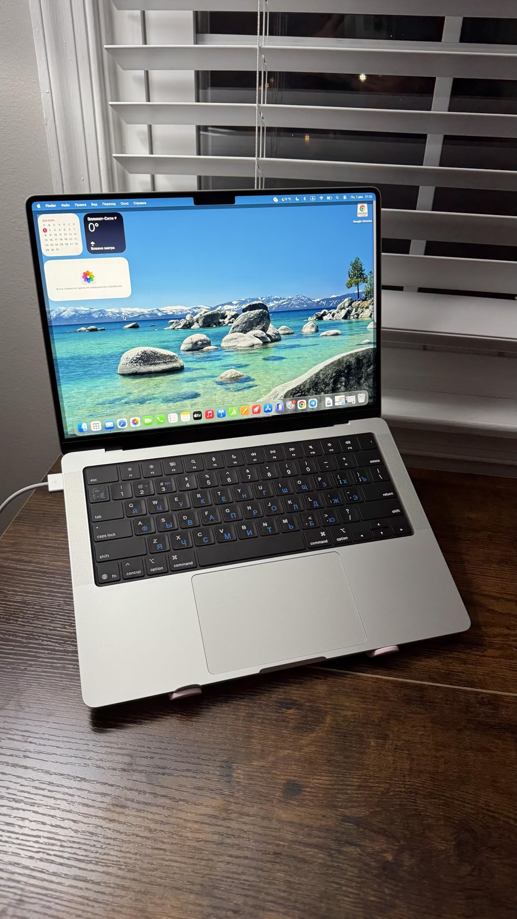 Apple 2025 MacBook Pro Laptop with M5 chip with 10‑core CPU and 10‑core GPU: Built for Apple Intelligence, 14.2-inch Liquid Retina XDR Display, 16GB Unified Memory, 512GB SSD Storage; Space Black customer photo 2