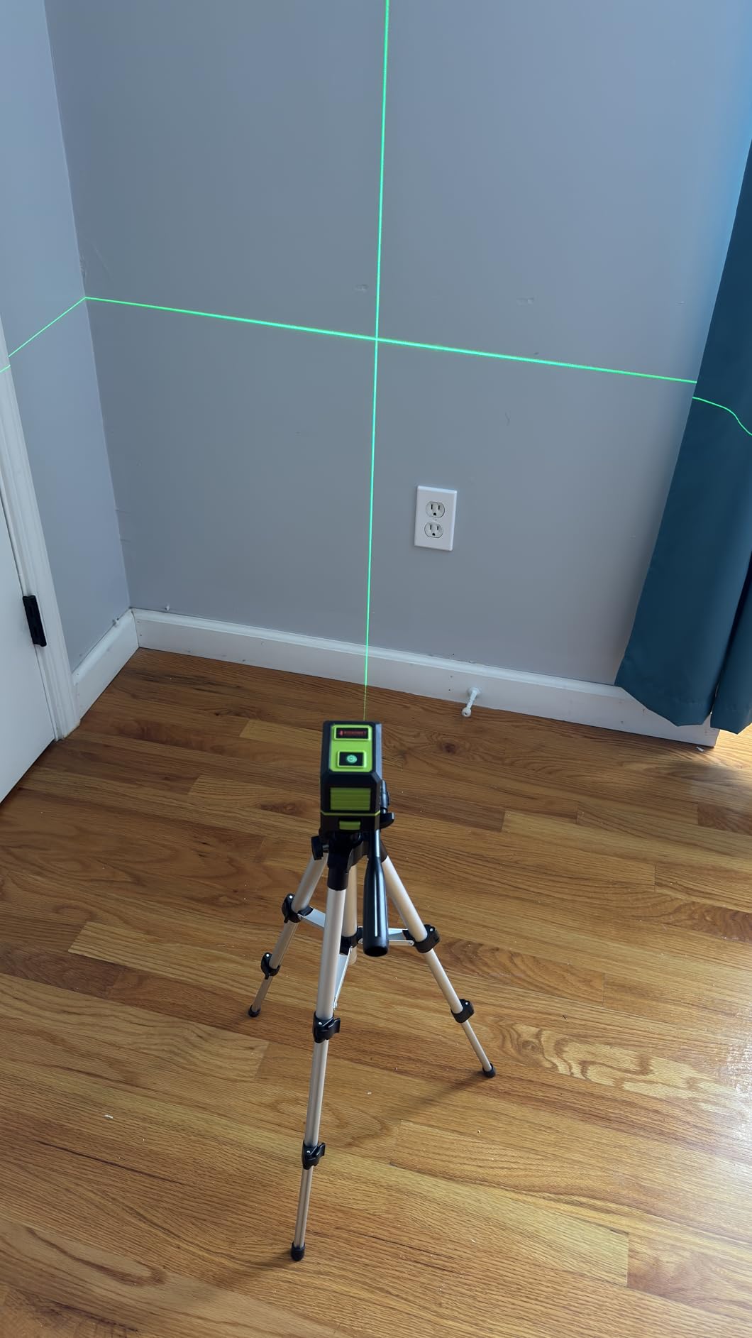 Laser Level with Tripod, 100 feet Green Cross Line Self Rotary Leveling Laser Level, Vertical and Horizontal Line, Rotatable 360 Degree, Manual Self leveling and Pulse Mode,IP54 Waterproof & Battery customer photo 1
