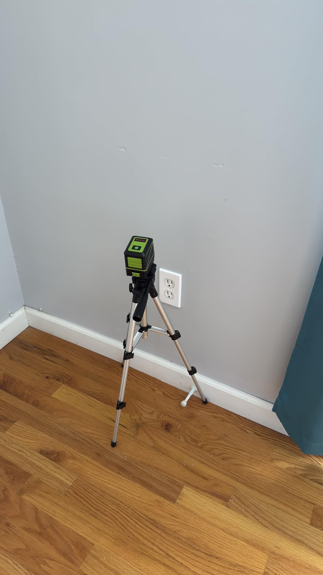 Laser Level with Tripod, 100 feet Green Cross Line Self Rotary Leveling Laser Level, Vertical and Horizontal Line, Rotatable 360 Degree, Manual Self leveling and Pulse Mode,IP54 Waterproof & Battery customer photo 2