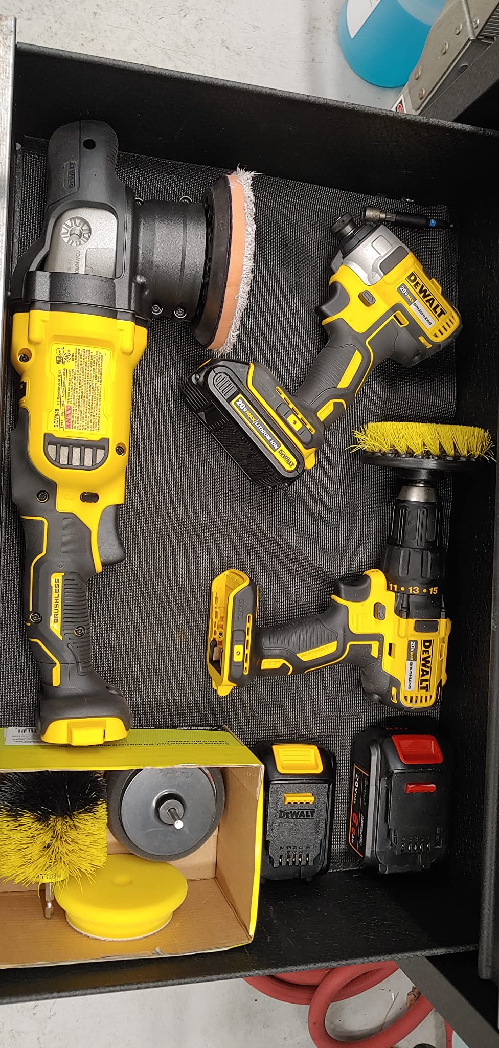 DEWALT 20V MAX* XR Cordless Polisher, Variable-Speed, Random Orbit, 5-Inch, Tool Only (DCM848B) customer photo 1