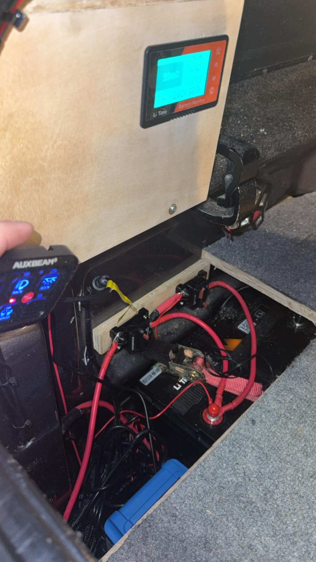 LiTime 500A Battery Monitor with Shunt, 8V-120V Battery Monitor for RV Motorcycle Golf Cart Solar Panel with LCD Backlight Screen Buzzer Alarm, Capacity Percentage Time Power Voltmeter Display customer photo 1