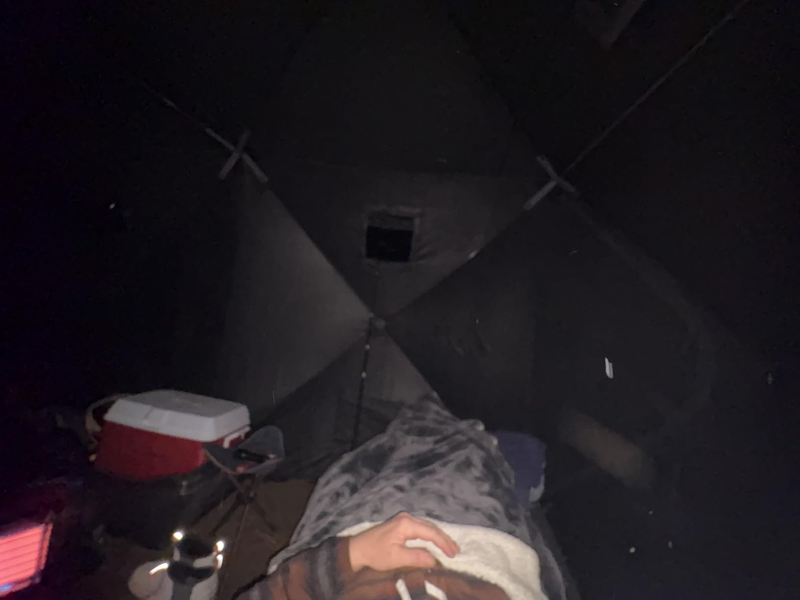 VEVOR Portable Pop-Up Tent, 1-8 Person Insulated Shelter, Large Fishing Area, Hub-Style Shanty for Winter Fishing, Waterproof Oxford Ice Cube with Anchors/Ropes/Carrying Bag customer photo 1