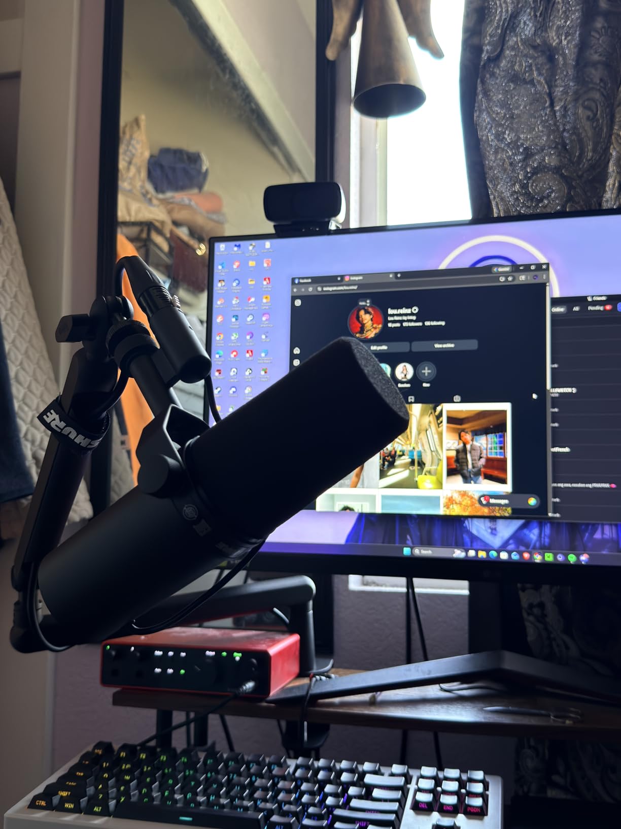 Shure SM7B Dynamic Studio Microphone - XLR Mic for Podcasting, Streaming, Vocal Recording & Broadcasting, Wide Frequency Range, Smooth Warm Audio customer photo 1