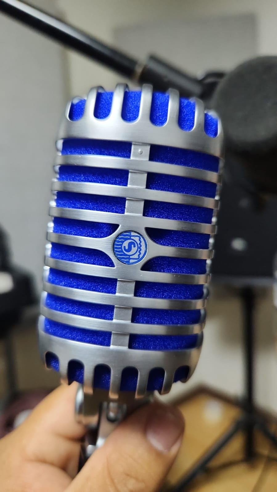 Shure Super 55 Deluxe XLR Vocal Microphone - Vintage-Style Supercardioid Dynamic Mic for Singing, Live Performance & Recording customer photo 1