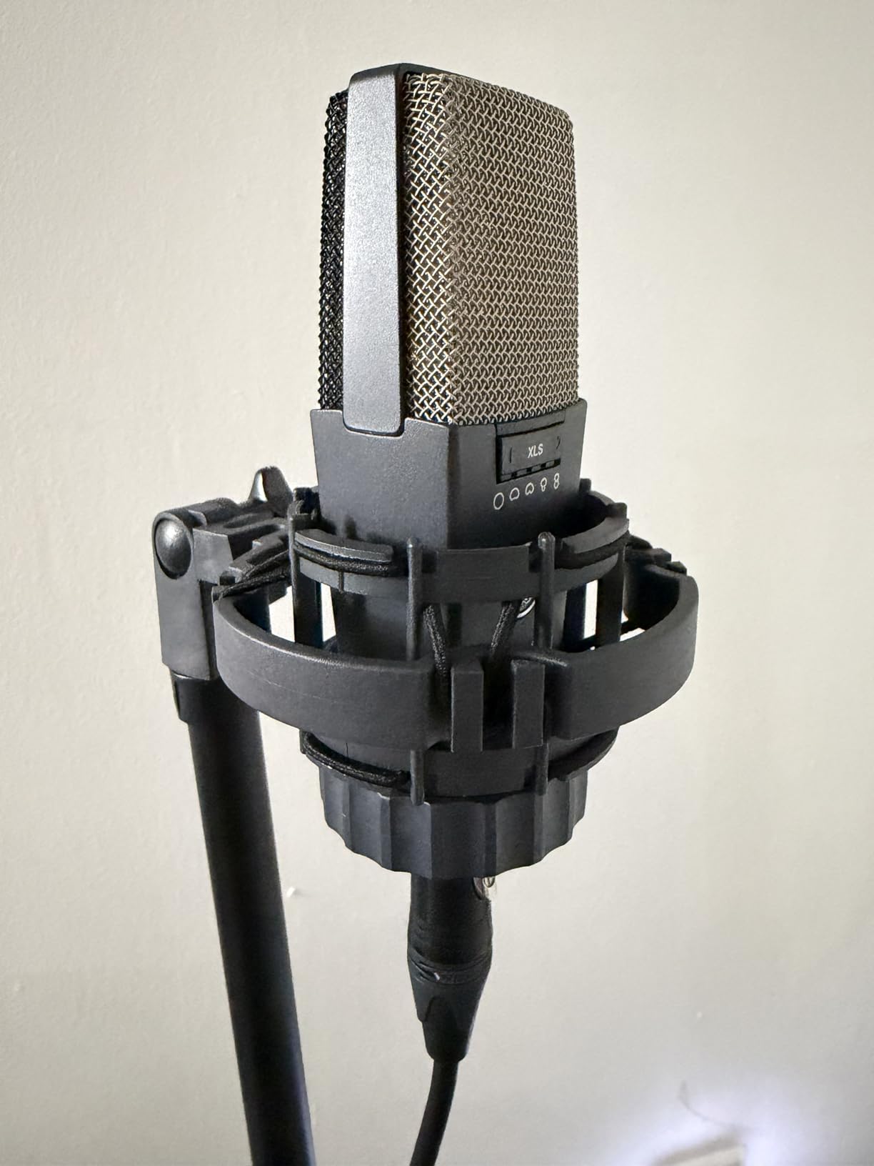 AKG Pro Audio C214 Studio Grade Professional Large Diaphragm, Single Capsule, Vocal and Instrument Condenser Microphone with Rugged Aluminum Carrying Case, XLR Connector, Gray with Gold customer photo 2