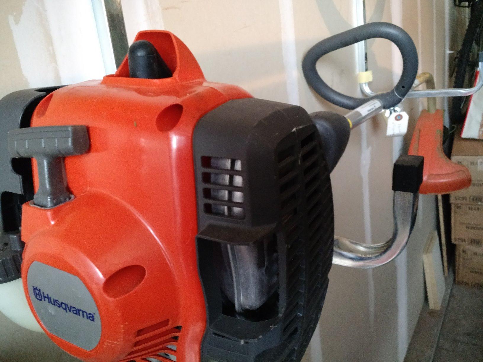 Husqvarna 122C Gas String Trimmer, 22-cc 2-Cycle, 17-inch Curved Shaft String Trimmer with Tap N' Go Head, 966712701 customer photo 1