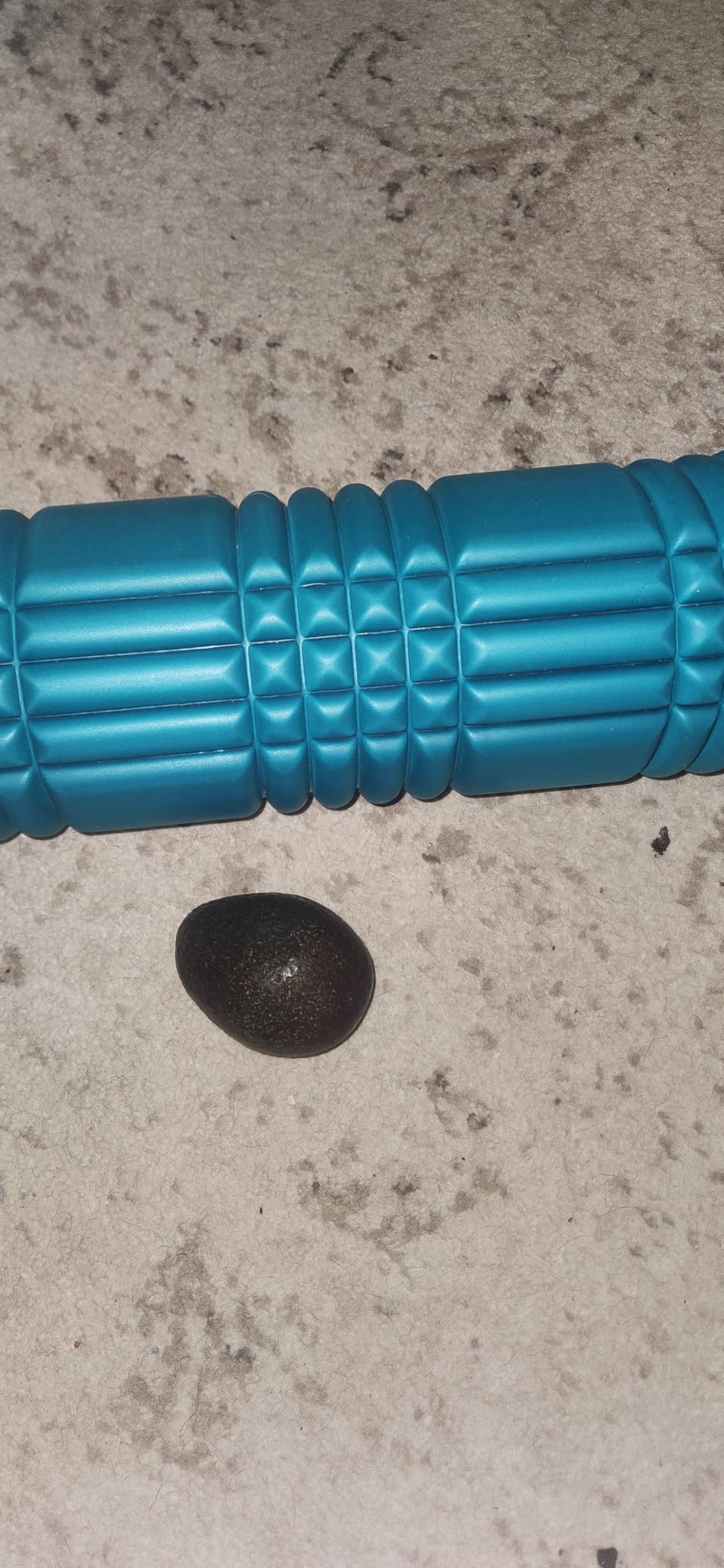 TriggerPoint Grid 2.0 Foam Roller for Deep Tissue Massage and Muscle Recovery, 26 Inch Multi-Density EVA with Hollow Core customer photo 1