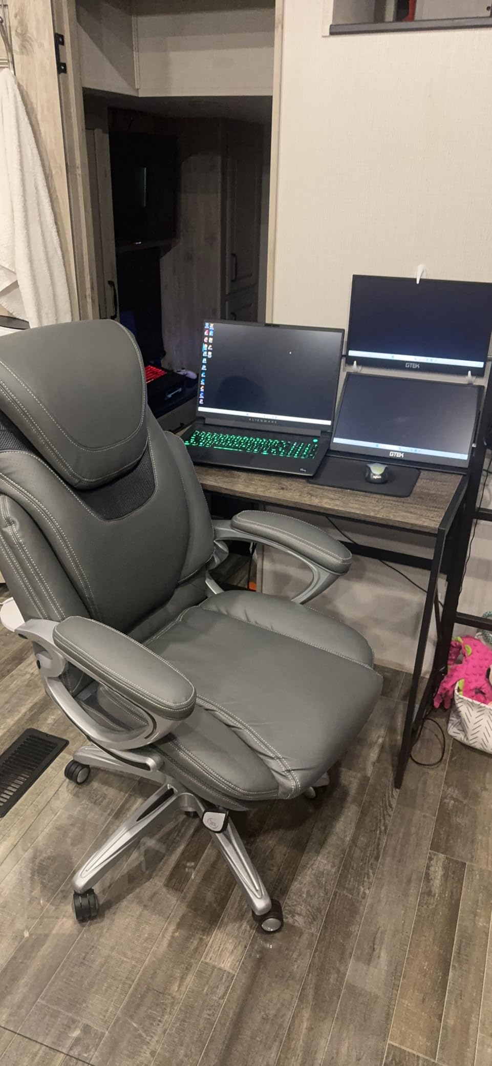 Serta Bryce Executive Office Chair - Ergonomic Computer Desk Chair with Patented AIR Lumbar Technology - Adjustable Height - Memory Foam Body Pillows - 360 Degree Swivel Rolling Base - Bonded Leather - Gray customer photo 2