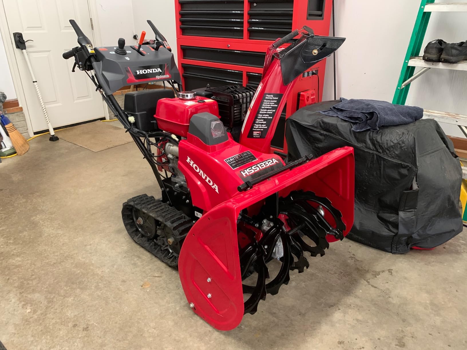 Honda HSS1332 31.9-Inch Two Stage Snow Blower with Electric Start and Track Drive customer photo 1