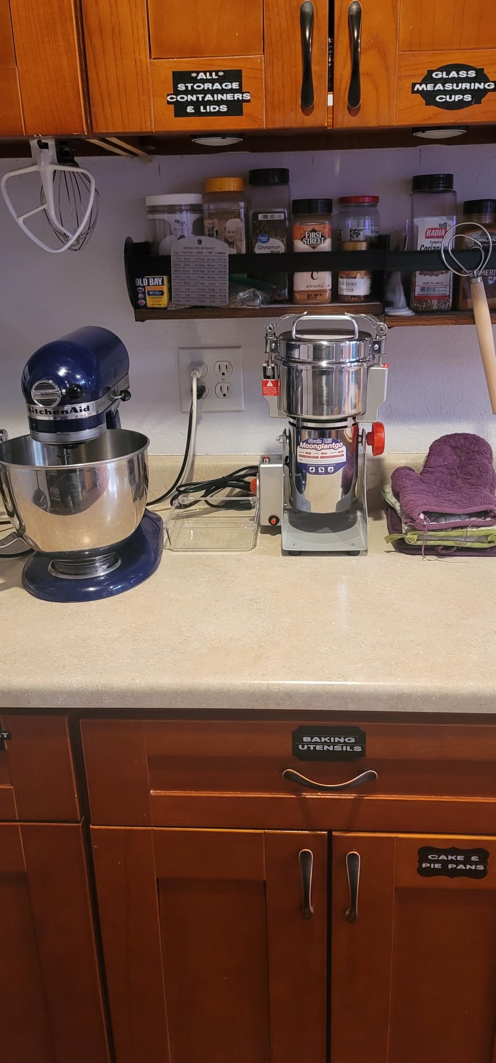 Moongiantgo 700g Grain Mill Grinder Commercial Spice Grinder 2500W Stainless Steel Electric Pulverizer Dry Grinding Machine for Wheat Corn Rice Pepper Herbs Coffee Beans (700g Swing, 110V) customer photo 2