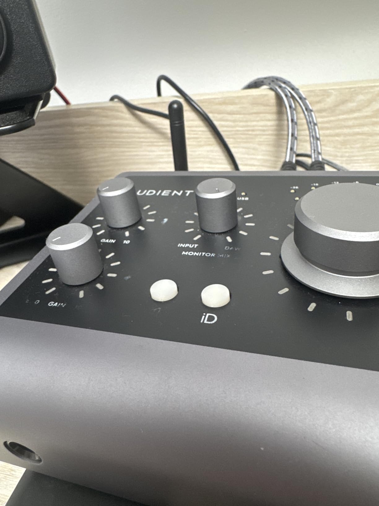 Audient Audio Interface iD4 MKII, Class A Console Microphone Preamp (High Speed USB-C, Monitor Mix and Monitor Panning Function, 2 Headphone Outputs, Mac/PC/iOS Compatible), Black customer photo 2