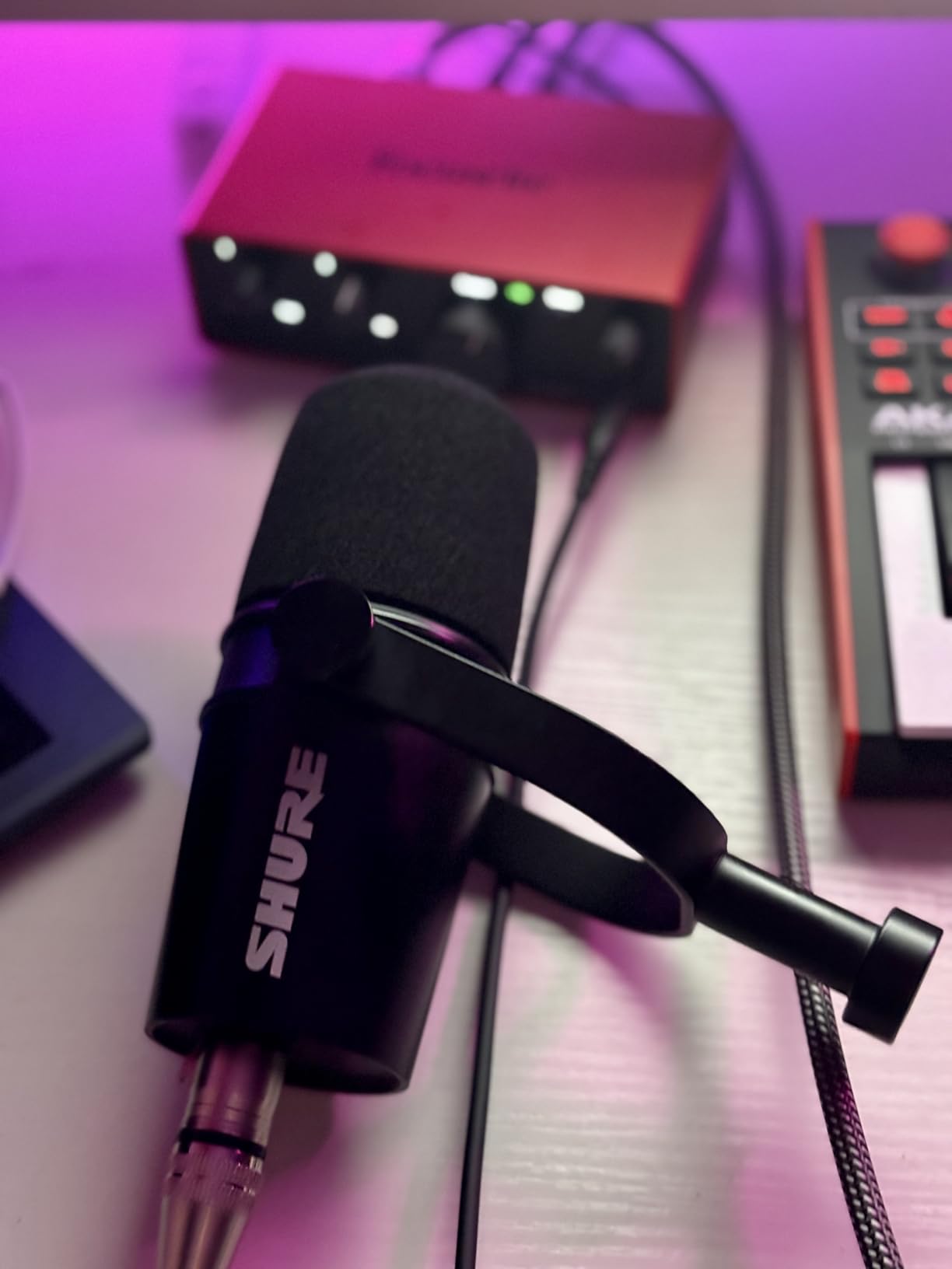 Shure MV7X XLR Dynamic Microphone - Voice-Isolating Cardioid Mic for Podcasting, Vocal Recording & Broadcasting, All-Metal customer photo 1