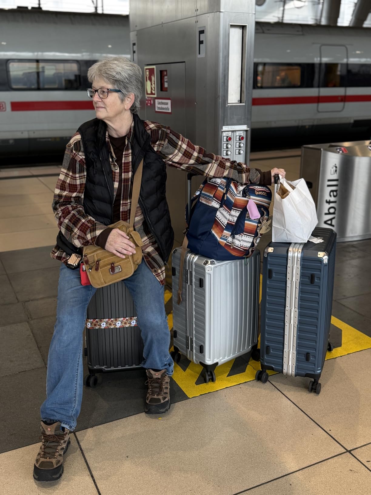 Carry On Luggage with Spinner Wheels, 8010S Aluminum Frame Zipperless Polycarbonate Hard Shell Suitcase (ZX-Core, Charcoal Metallic, 20 Inch) customer photo 1