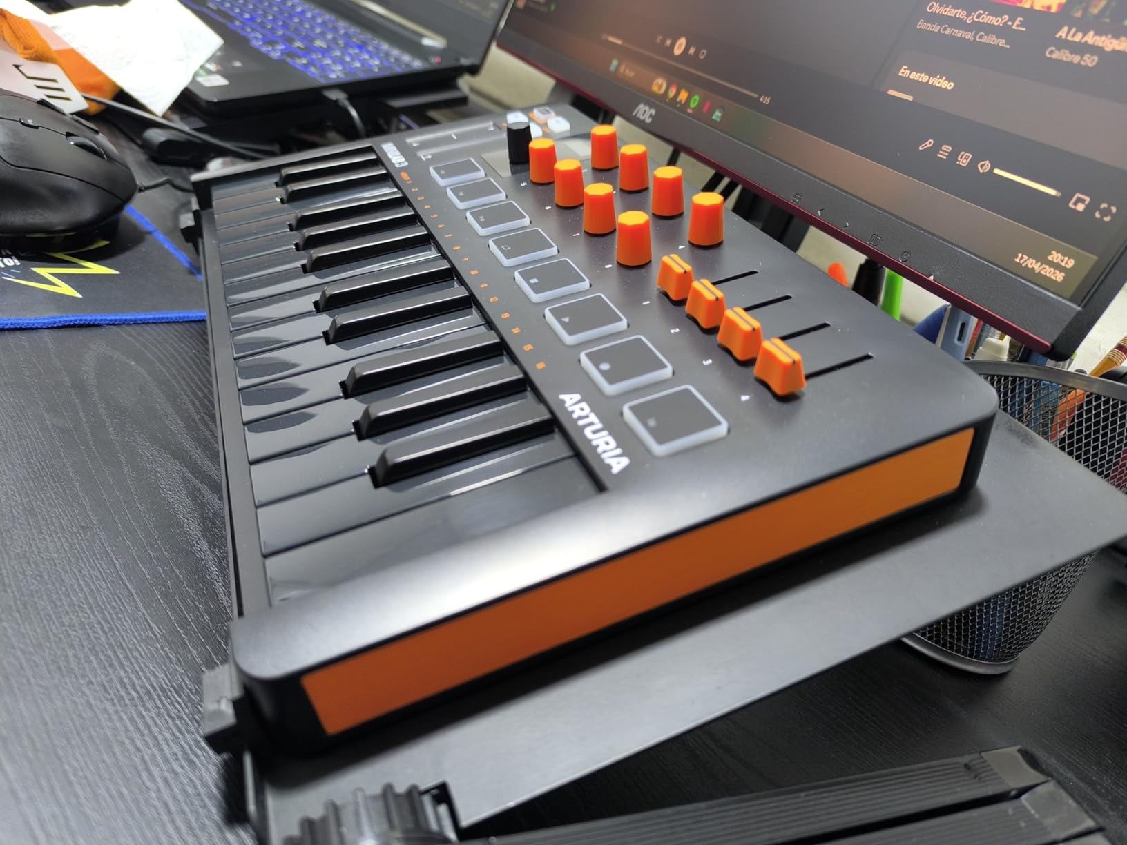 Arturia MiniLab 3 - Universal MIDI Controller for Music Production with All-in-One Software Package - 25 Keys, 8 Multi-Color Pads customer photo 1