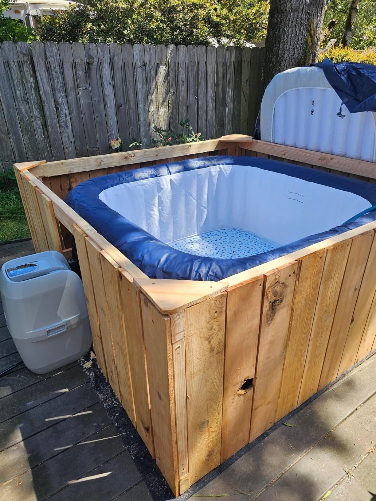 Bestway SaluSpa Hawaii AirJet 4 to 6 Person Inflatable Hot Tub Square Portable Outdoor Spa with 140 AirJets and EnergySense Energy Saving Cover, Blue customer photo 1