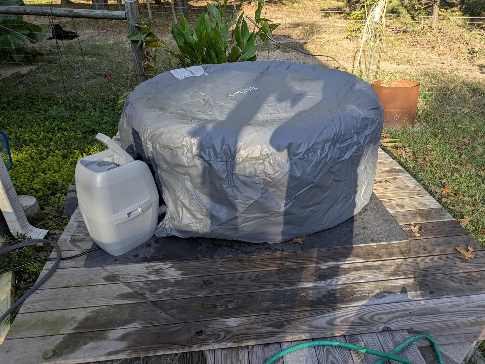 Coleman Miami AirJet Large Round 2 to 4 Person Inflatable Hot Tub Portable Outdoor Spa with 120 AirJets and EnergySense Cover, Black customer photo 2
