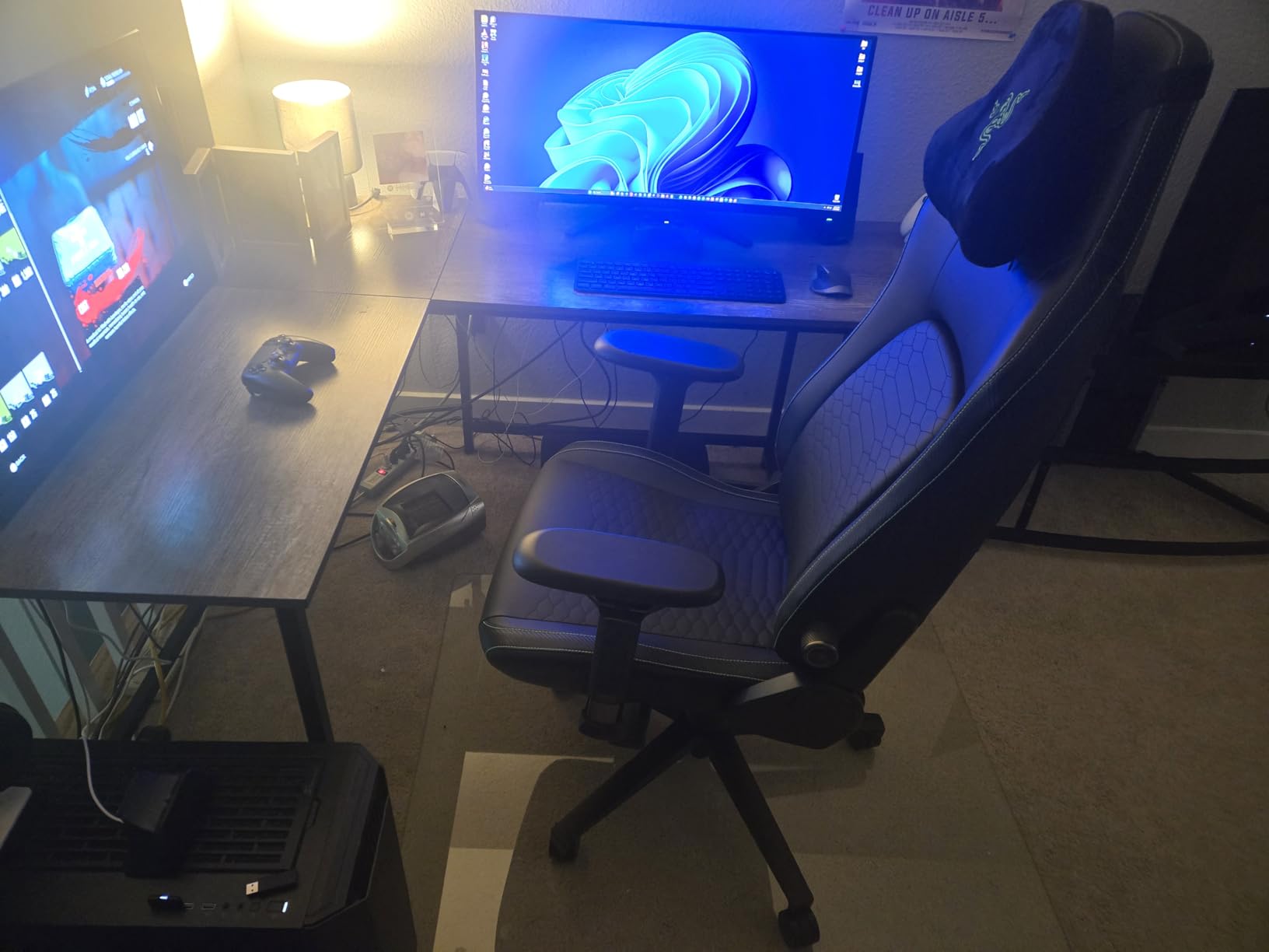 Razer Iskur V2 Gaming Chair: Adaptive Lumbar Support - Adjustable Lumbar Curve - High Density Foam Cushions - Reactive Seat Tilt &152-degree Recline - 4D Armrests - Synthetic Leather - Black customer photo 1