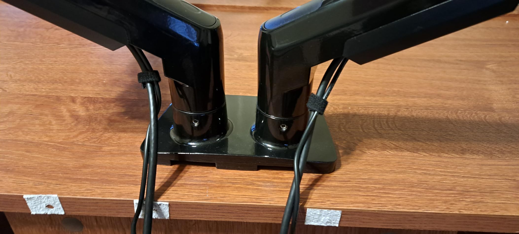 HUANUO Dual Monitor Stand - Full Adjustable Monitor Desk Mount Swivel Vesa Bracket with C Clamp, Grommet Mounting Base for 13 to 32 Inch Computer Screens - Each Arm Holds 4.4 to 19.8lbs - White customer photo 1