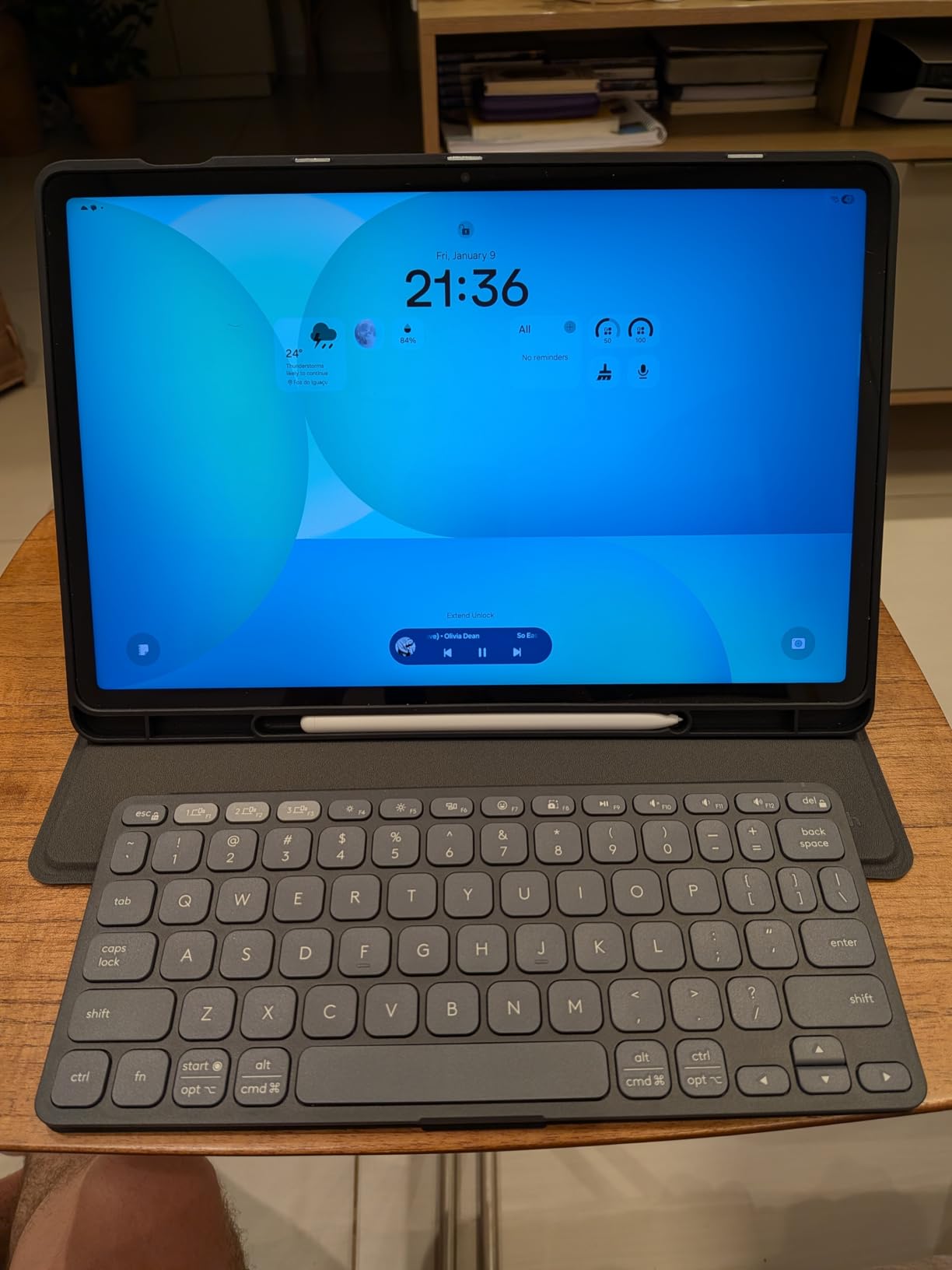 Keys-to-GO 2 Portable Bluetooth Tablet Keyboard with Built-in Cover, Slim & Compact Wireless Keyboard for Windows, Android, Linux, iPad, iPhone, Mac, Apple TV - Graphite customer photo 1