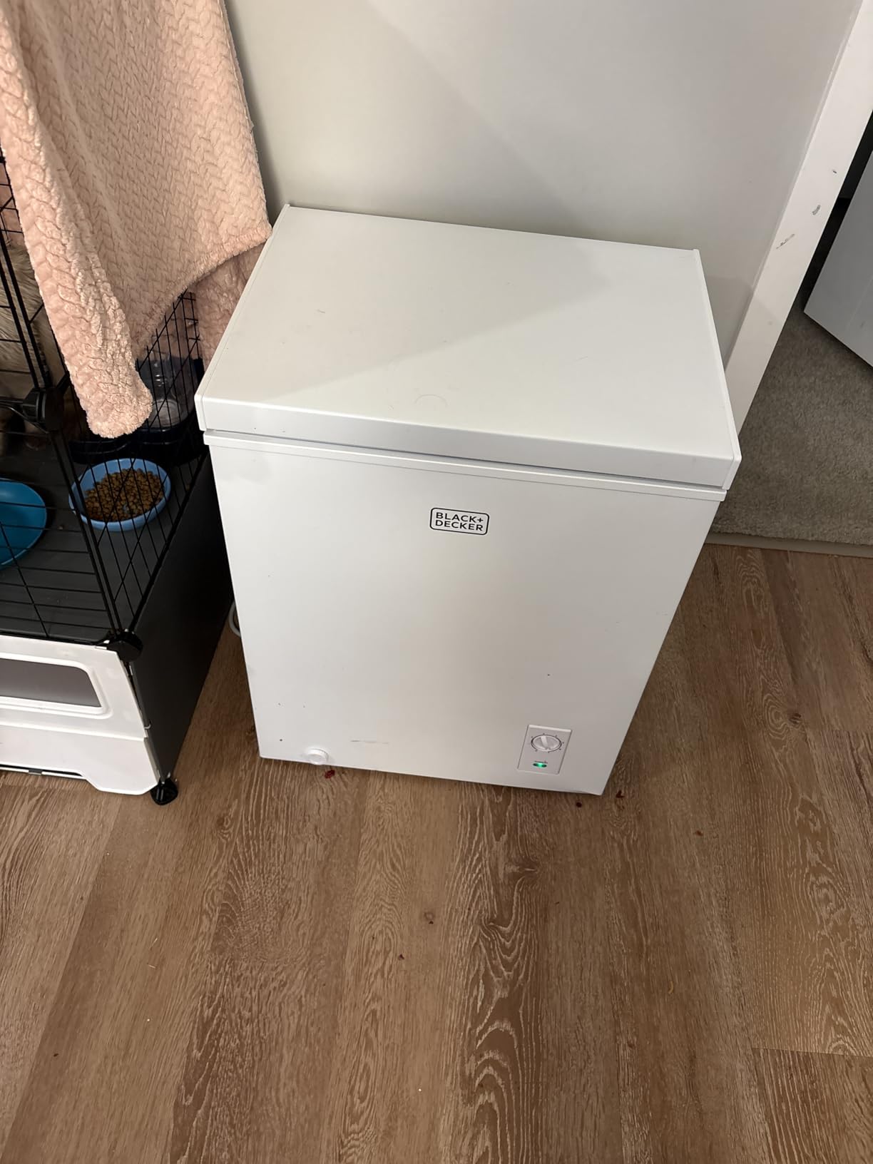 BLACK+DECKER 2.0 Cu. Ft. Compact Chest Freezer, Deep Freezer Holds Up To 70 Lbs. of Frozen Food, Removable Storage Basket, Manual Defrost, White customer photo 2