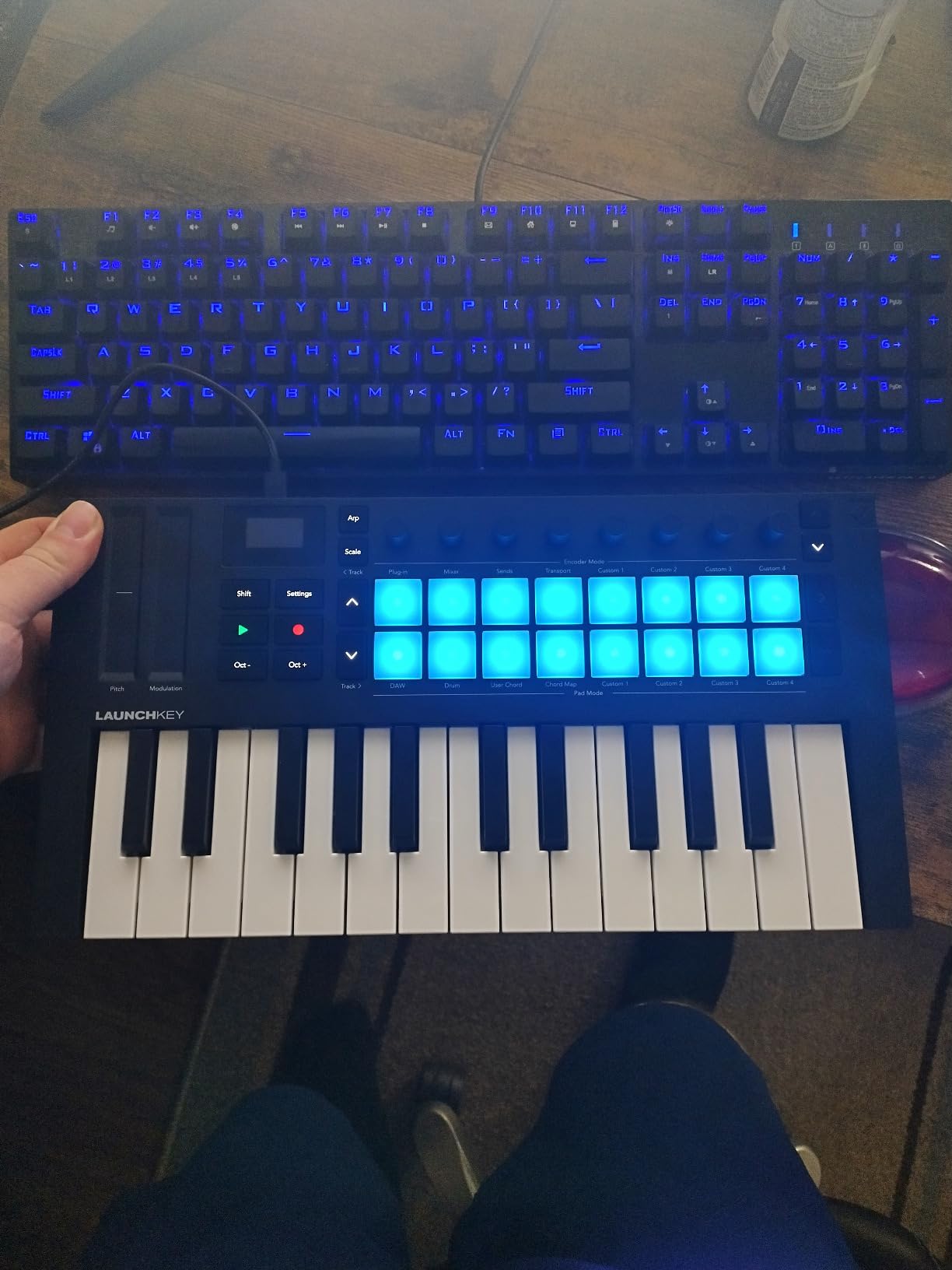 Novation Launchkey Mini 25 MK4 - Portable 25 Mini-Key USB MIDI Keyboard Controller with DAW Integration, Chord Mode, Scale Mode, Drum Pads, and Arpeggiator customer photo 2