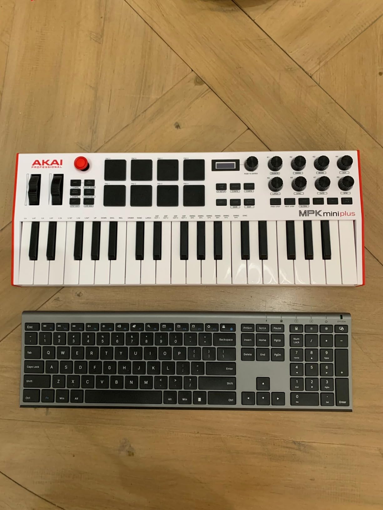Akai Professional MPK Mini Plus - USB MIDI Keyboard Controller with 37 Mini Keys, 8 MPC Pads, Sequencer, MIDI/CV/Gate I/O and Native Instruments Sound Package, White Limited Edition customer photo 2