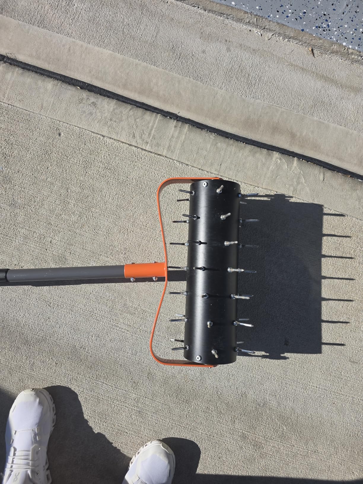 Walensee Rolling Lawn Aerator, Heavy Duty Manual Aerator Tool with 42 Spikes, Lawn Spike Aerator Roller with 71