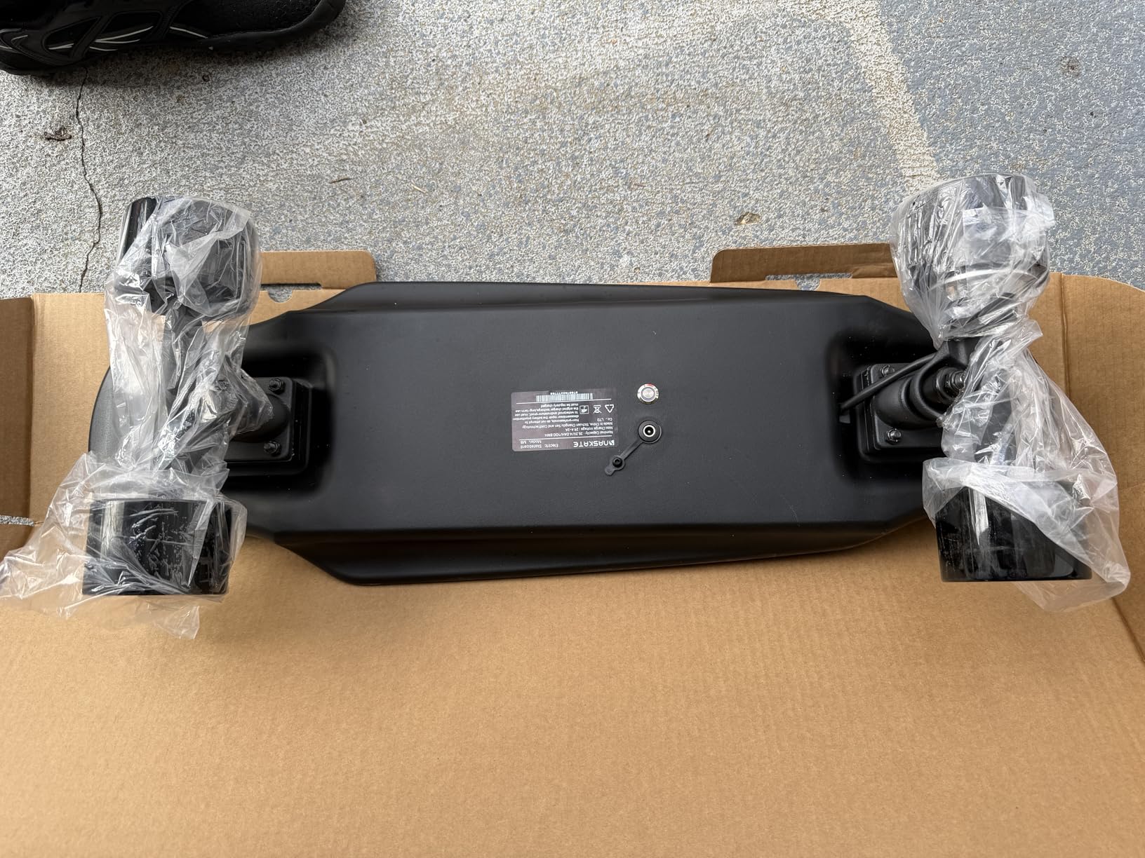 M8 Electric Skateboard with Remote, 15Mph Top Speed,9Miles Range,400 Hub-Motor, Skateboard for Adults ＆Teens customer photo 2